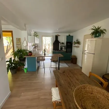 Pavillon Dans Un Ecrin De Verdure Avec Piscine