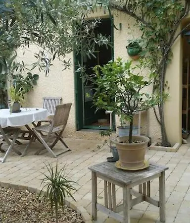 Pavillon Dans Un Ecrin De Verdure Avec Piscine *