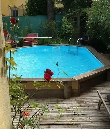 Pavillon Dans Un Ecrin De Verdure Avec Piscine 度假居